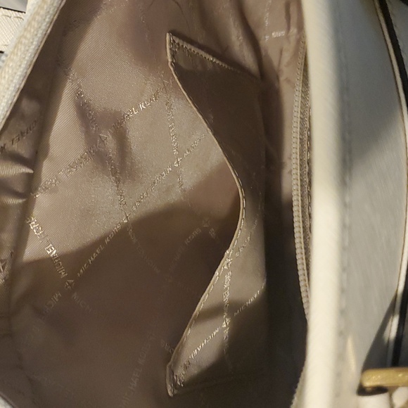 MICHEAL Micheal Kors Jet Set Tote - Picture 12 of 16